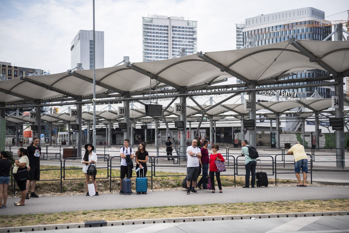 Polícia usmerňuje dopravu pri autobusovej stanici