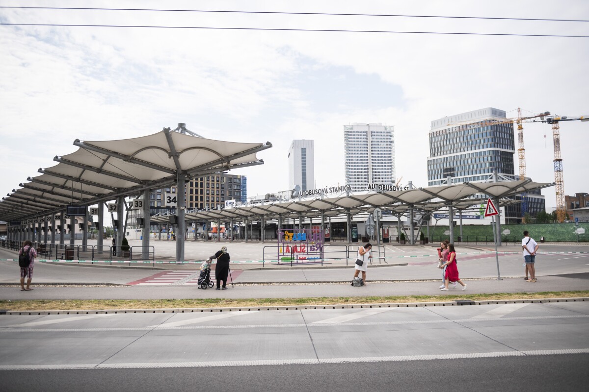 Polícia usmerňuje dopravu pri autobusovej stanici