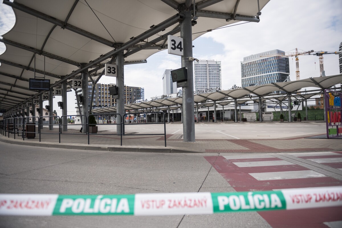 Polícia usmerňuje dopravu pri autobusovej stanici