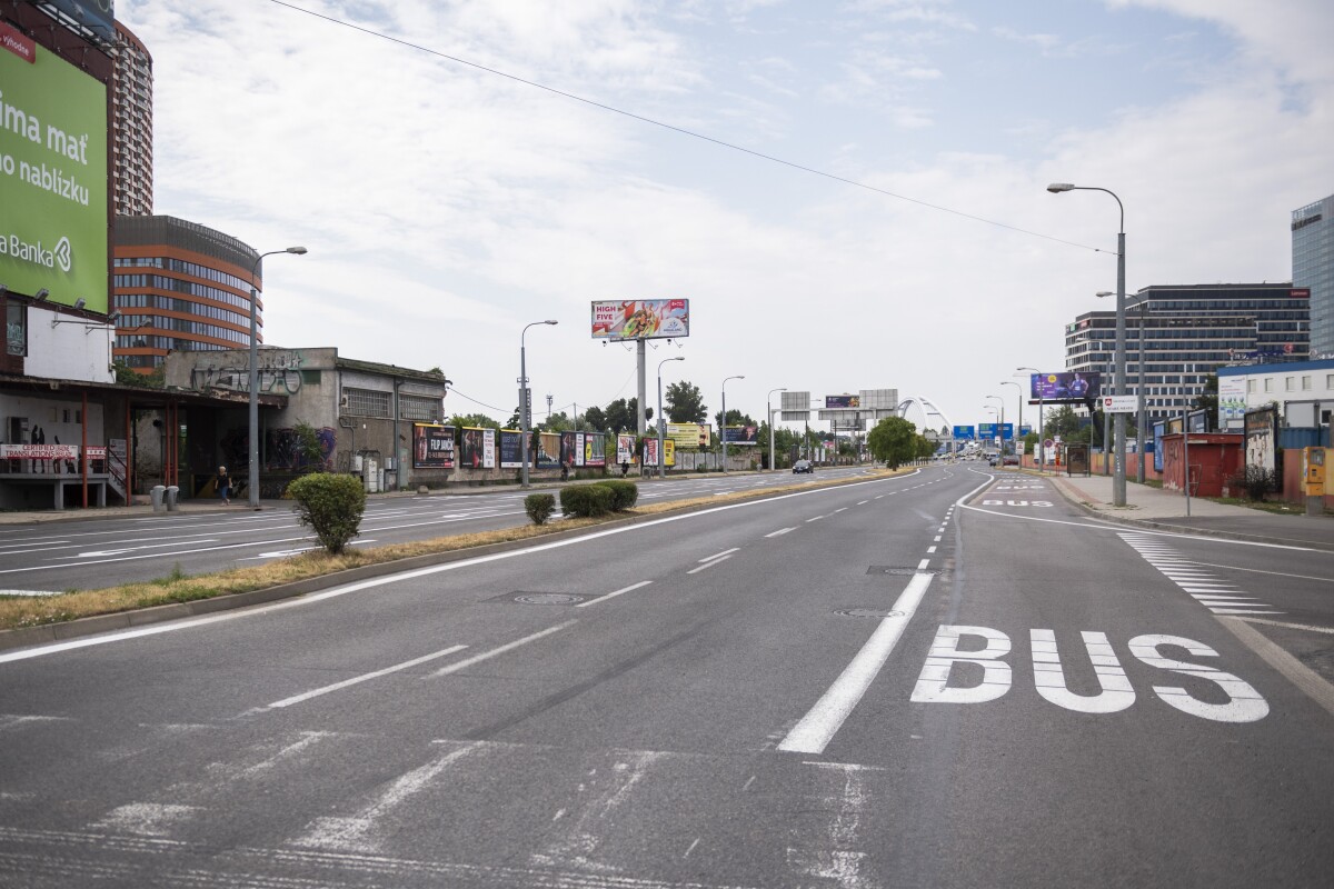 Polícia usmerňuje dopravu pri autobusovej stanici
