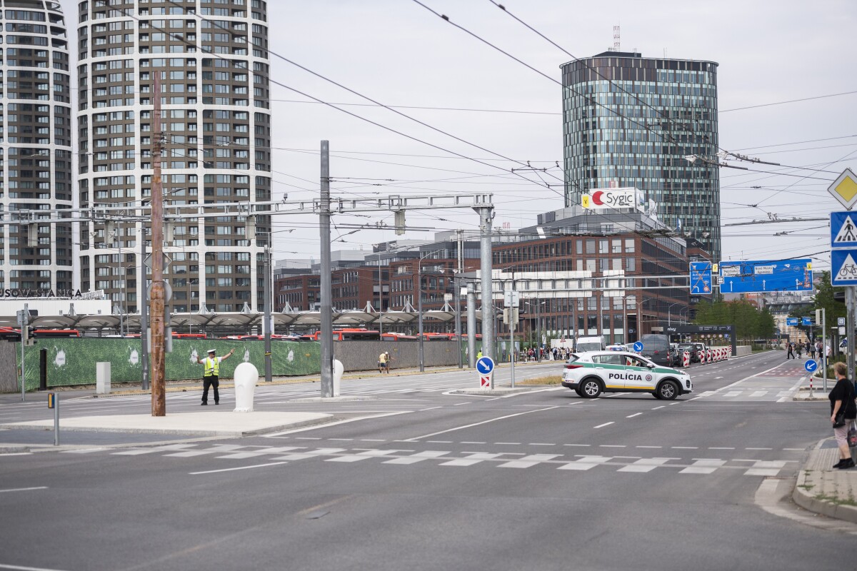 Polícia usmerňuje dopravu pri autobusovej stanici