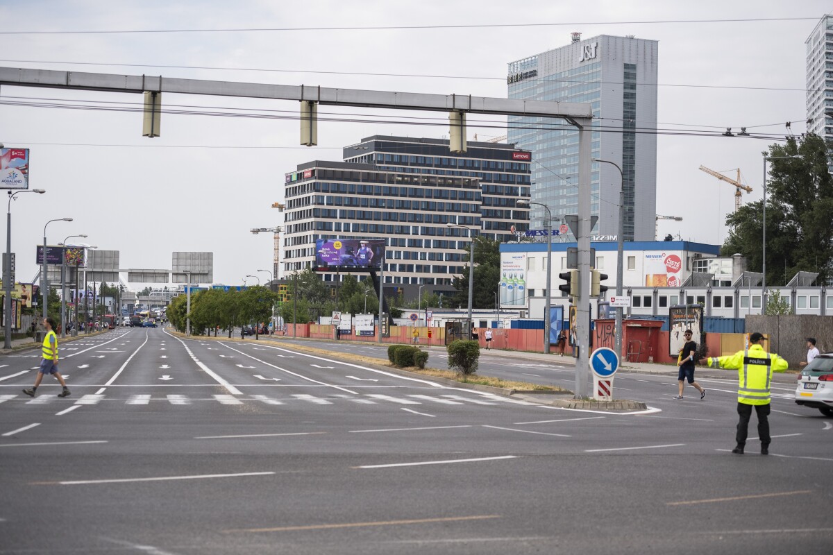 Polícia usmerňuje dopravu pri autobusovej stanici