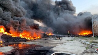 Na južnom Slovensku horela skladová hala. Na mieste zasahovalo 107 hasičov