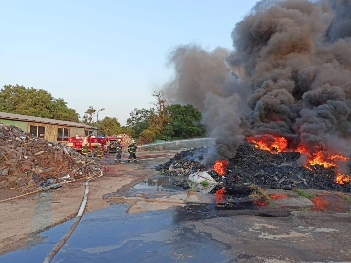 V Palárikove zasiahli hasiči.