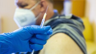 Na prvú dávku ruskej vakcíny stále čaká vyše tisíc ľudí