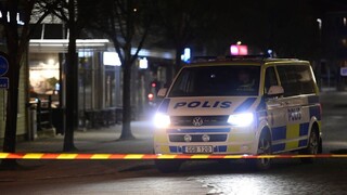 Väzni vyzbrojení žiletkami zajali vo Švédsku dozorcov, pre spoluväzňov žiadali pizzu a kebab