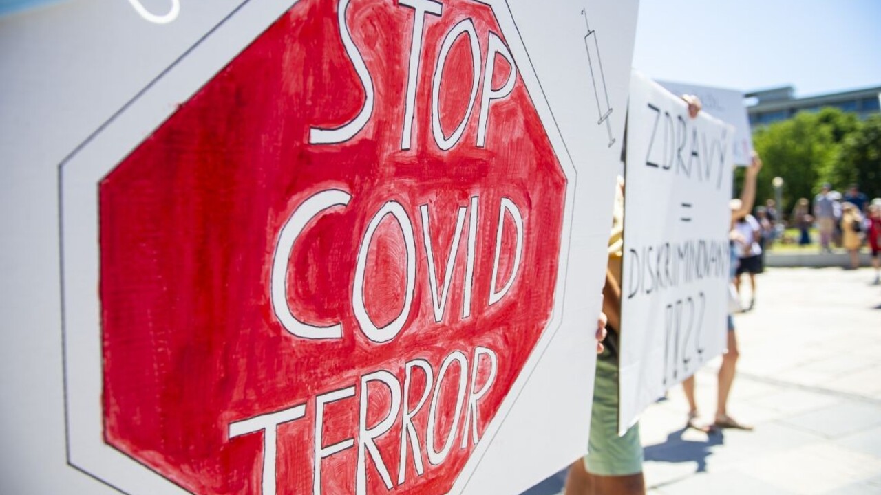 Pred parlamentom protestujú odporcovia vakcín, dostali sa až pred vchod