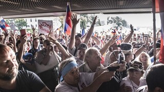 FOTO Rozvášnený dav zablokoval vchod do parlamentu, podporuje ho ĽSNS aj Smer