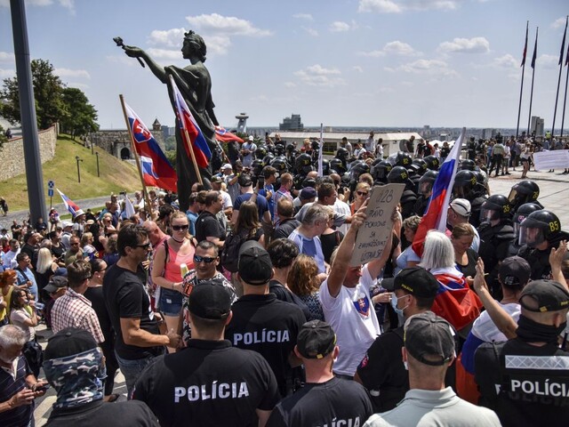 Zlyhanie bezpečnostných zložiek. Analytik hodnotil protest pred parlamentom