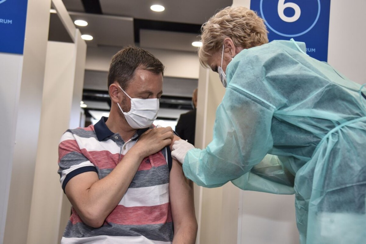 Premiér po očkovaní