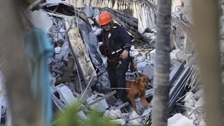 Na Floride ukončili pátranie po obetiach zrútenej budovy. Pri nešťastí zomrelo 97 ľudí