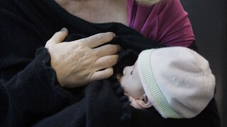 Vakcíny neprechádzajú do materského mlieka. U dojčiacich žien sa očkovanie odporúča