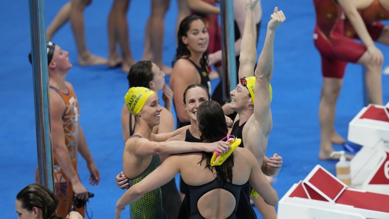 Prvé štafetové zlato v Tokiu získali plavkyne z Austrálie, pripísali si i prvý svetový rekord hier