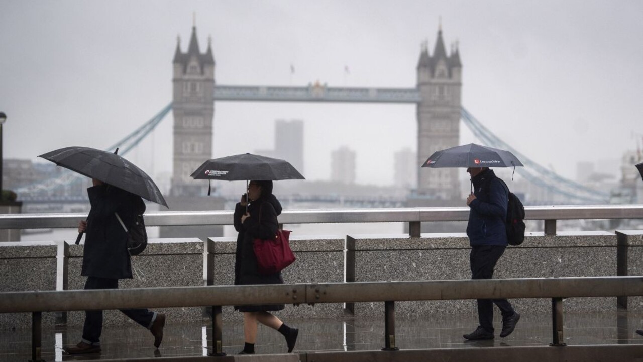 V Londýne voda zaplavila ulice, autá a autobusy uviazli na cestách
