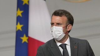Nezaočkovať sa je sebectvo, reagoval Macron na rozsiahle protesty vo Francúzsku