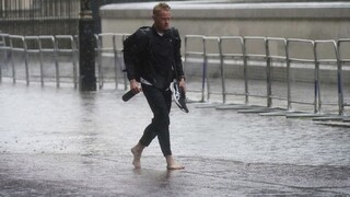 Ulice Londýna sú zaplavené, nemocnice žiadajú pacientov, aby zostali doma