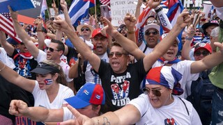 Veľvyslanectvá sa stali terčom útokov, situácia na Kube vyvolala protesty vo svete