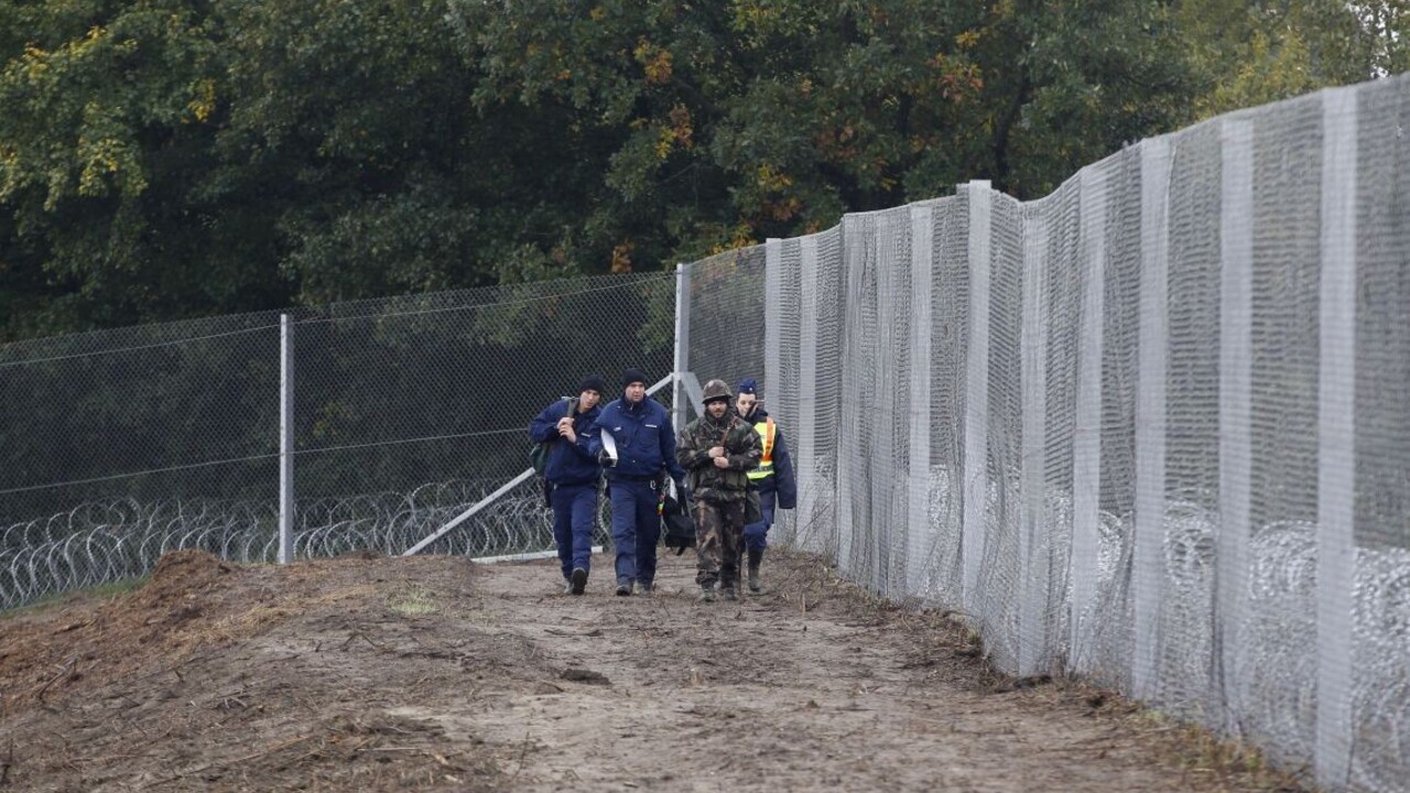 Migranti napadli na srbsko-maďarských hraniciach vojakov, štyroch zranili