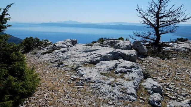 Pohľad z Vidovej gory na ostrove Brač.
