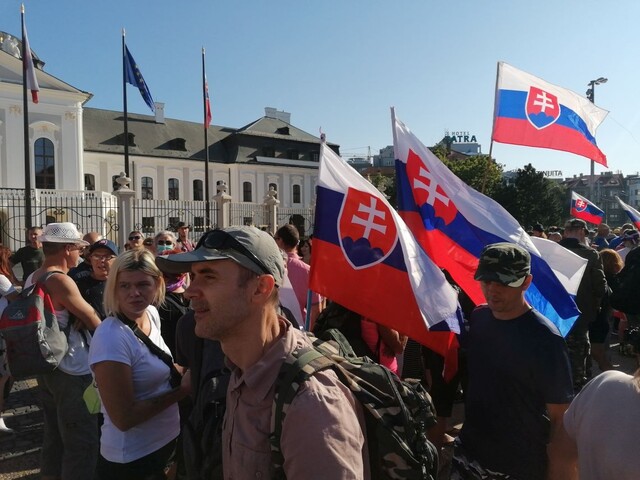 Polícia vyzýva ľudí, aby poslali videá z protestu v Bratislave