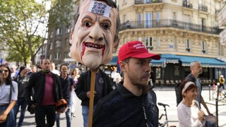 Vo Francúzsku protestovali proti covidovým pasom. Zasahovať musela polícia