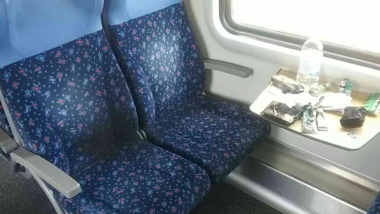 Vo vlaku horela externá nabíjačka. Cestujúcej vzbĺkla v kabelke