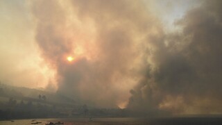 Požiar na dovolenkármi vyhľadávanom Rodose sa vymkol spod kontroly