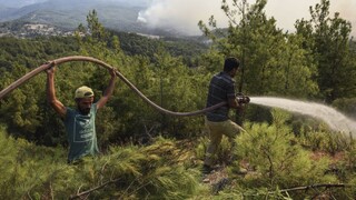 EÚ posiela do Turecka na pomoc lietadlá, už šiesty deň bojuje s požiarmi
