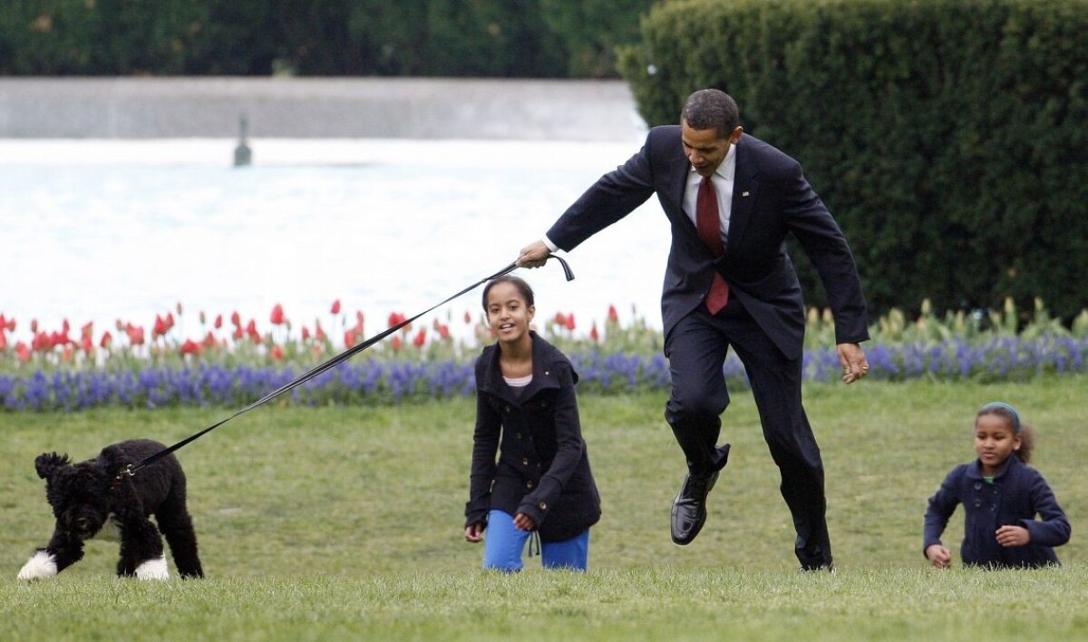 Na archívnej snímke zo 14. apríla 2009 Obama a jeho dcéry utekajú s novým psom menom Bo.