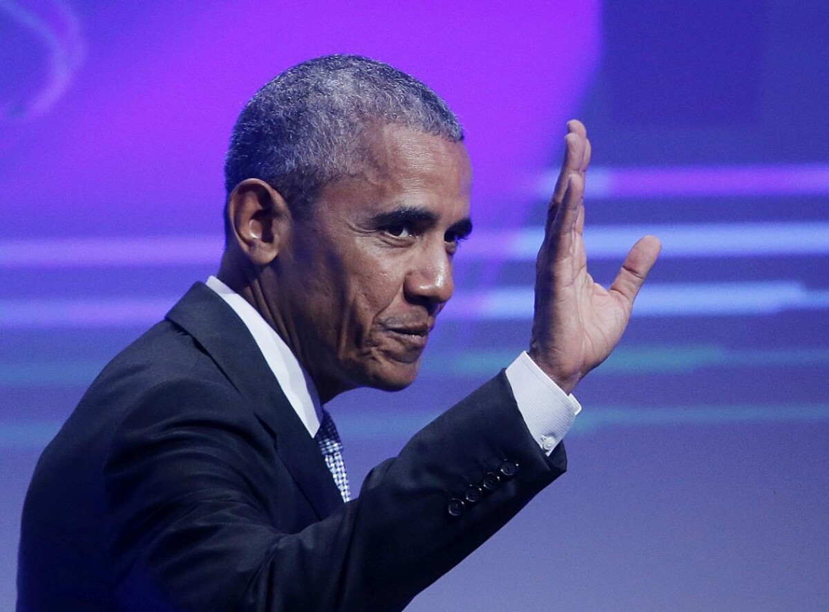Obama máva divákom počas príchodu na pódium pred udelením Nemeckej mediálnej ceny 2016 v Baden-Badene v roku 2017.