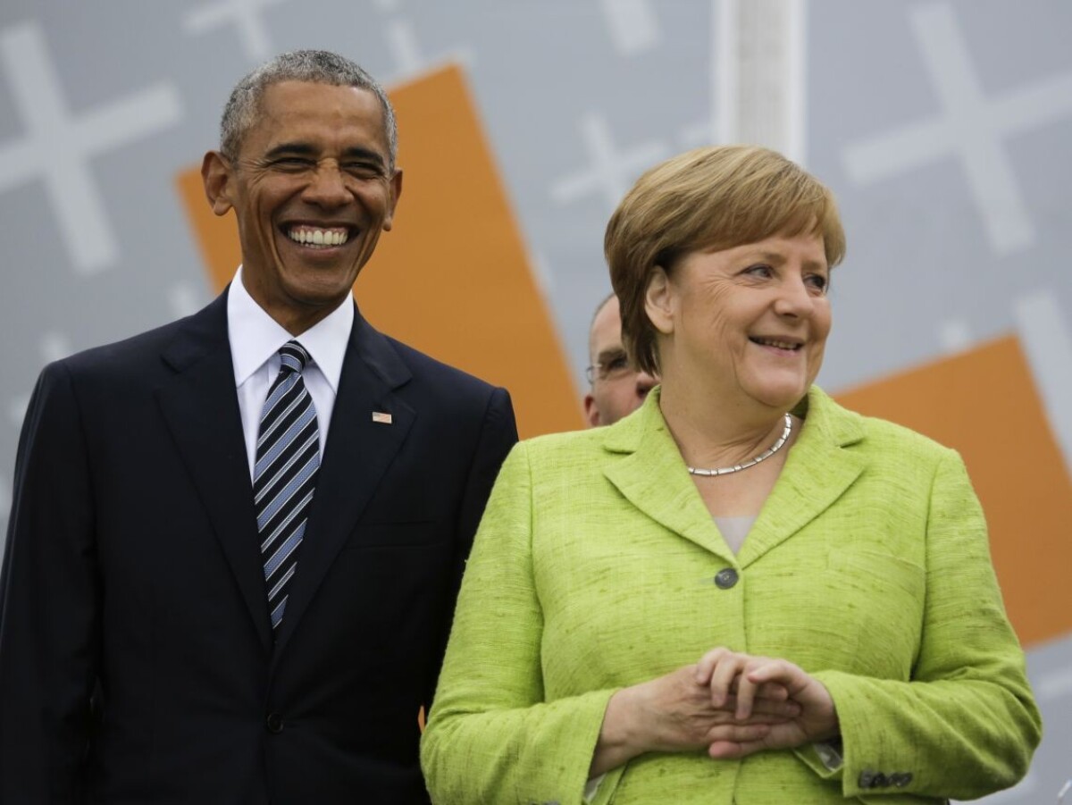 Obama a nemecká kancelárka Angela Merkelová prichádzajú na diskusné fórum o demokracii a svetovej zodpovednosti počas Protestantskej konferencie v Berlíne.