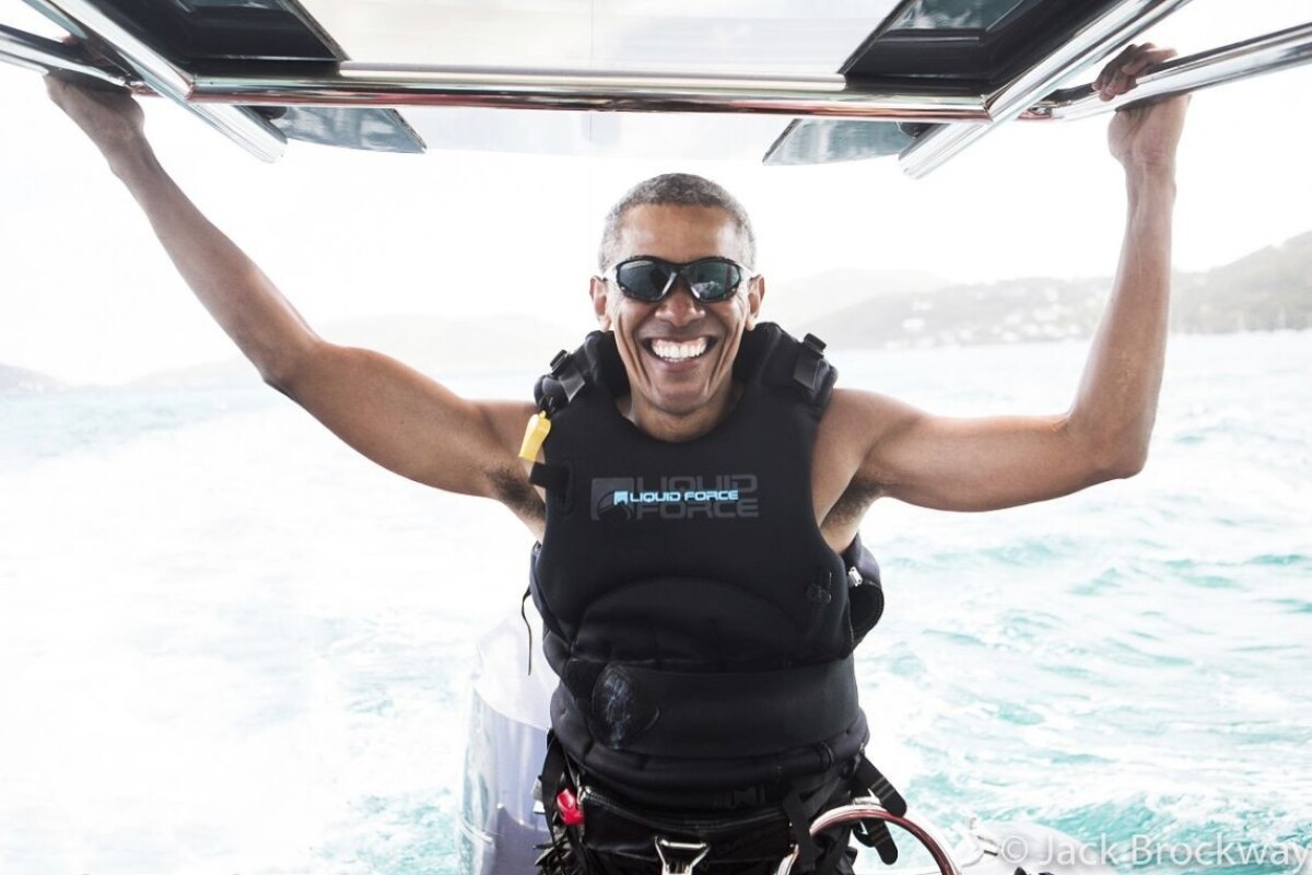 Bývalý americký prezident sa pripravuje na kitesurfing na ostrove Mosquito Island.