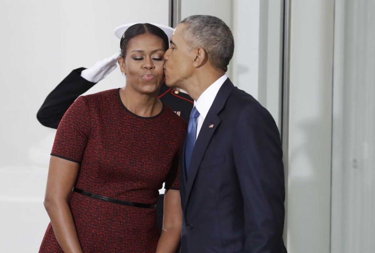 Obama bozkáva svoju manželku Michelle počas čakania na príchod Donalda Trumpa v Bielom dome.
