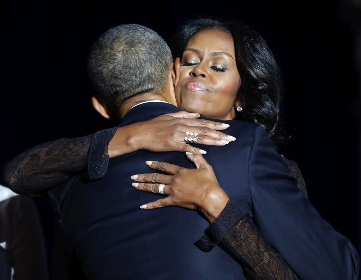 Michelle Obamová objíma manžela po jeho rozlúčkovom prejave 10. januára 2017.