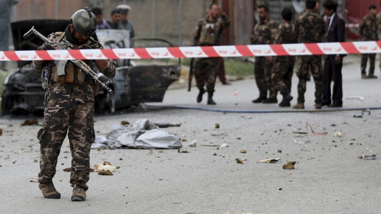 Prominentnou štvrťou Kábulu otriasol výbuch, bolo počuť aj streľbu