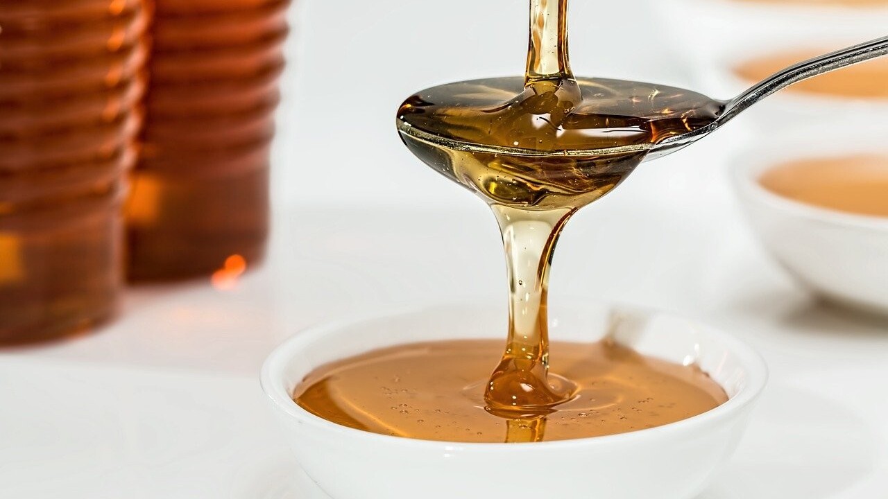 Prichádza med skutočne o živiny, keď sa pridáva do čaju a kávy?