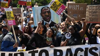 Manželia sa so zbraňami vyhrážali účastníkom pochodu Black Lives Matter. Guvernér im udelil milosť