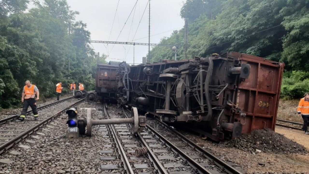 Pri Kralupoch sa vykoľajil nákladný vlak. Prevádzka na trati bude prerušená do večera