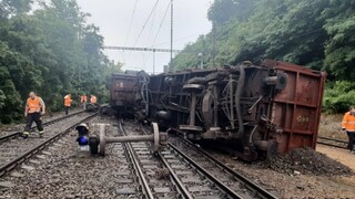Pri Kralupoch sa vykoľajil nákladný vlak. Prevádzka na trati bude prerušená do večera