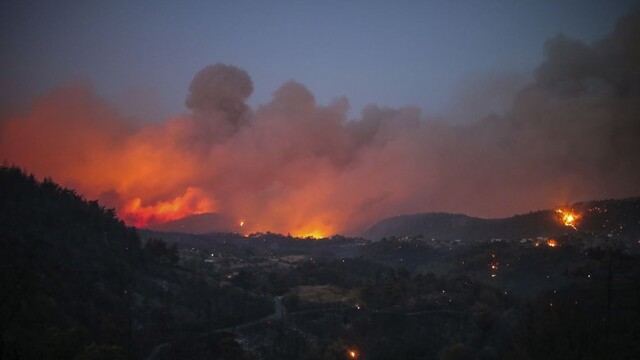 Požiar dorazil pred brány tureckej elektrárne, museli ju evakuovať