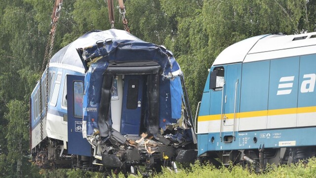 V Česku sa snažia obnoviť prevádzku na trati po zrážke vlakov. Komplikácie robí rozbahnený terén