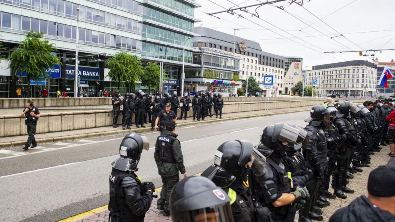 Mikulec je výkonom polície počas protestov spokojný,