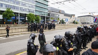 Dva protesty, hádky aj zásah polície. Takto to vyzeralo v Bratislave