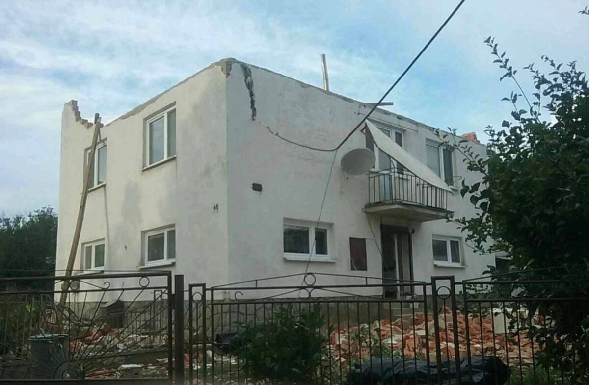 V obci Petkovce odstraňujú následky tornáda.