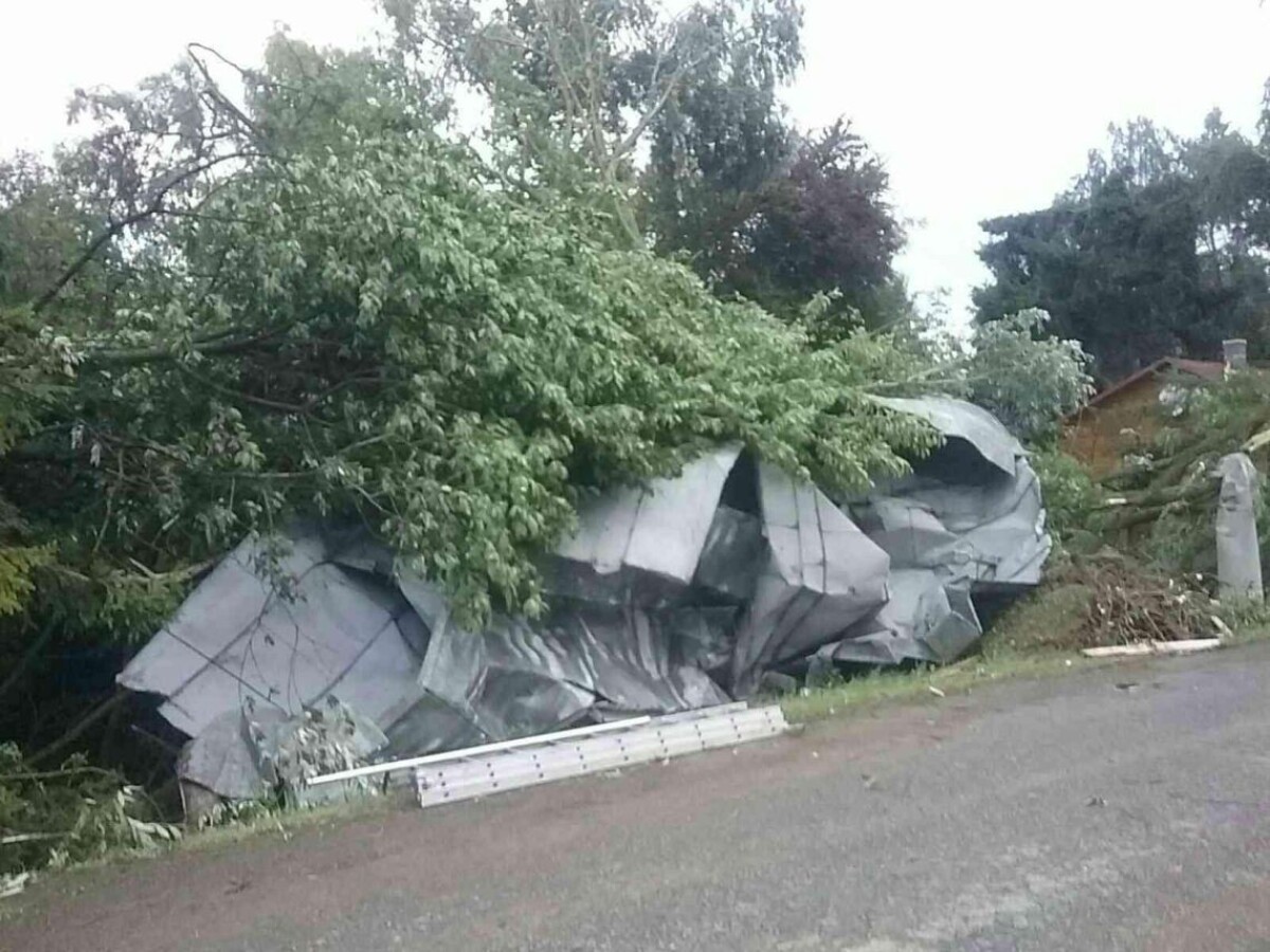 V obci Petkovce odstraňujú následky tornáda.