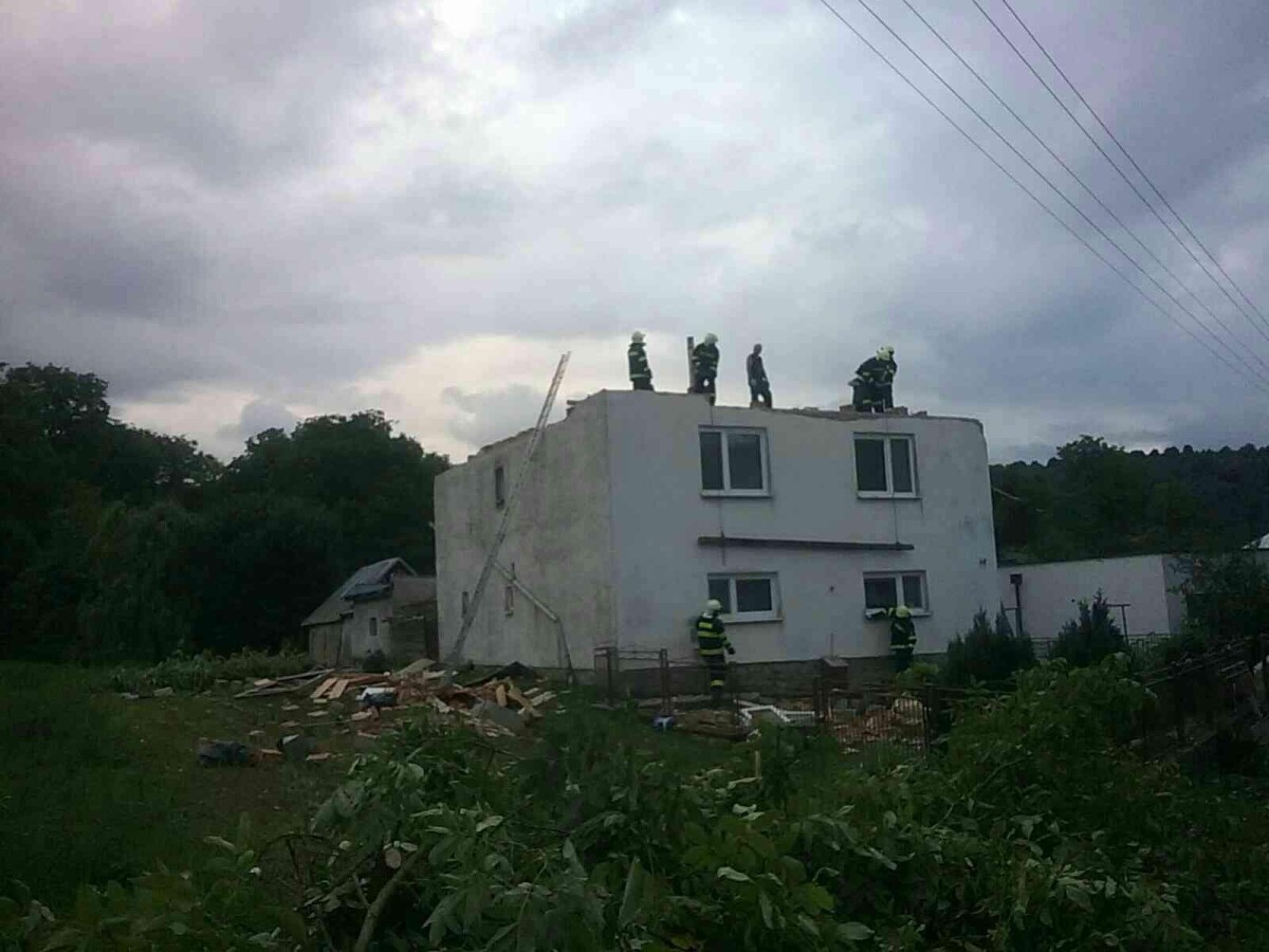 V obci Petkovce odstraňujú následky tornáda.