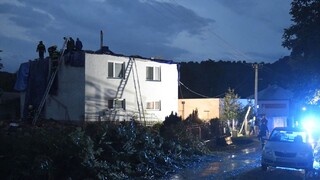 FOTO Časť obce zasiahnutej tornádom zostala bez elektriny, zasadol krízový štáb