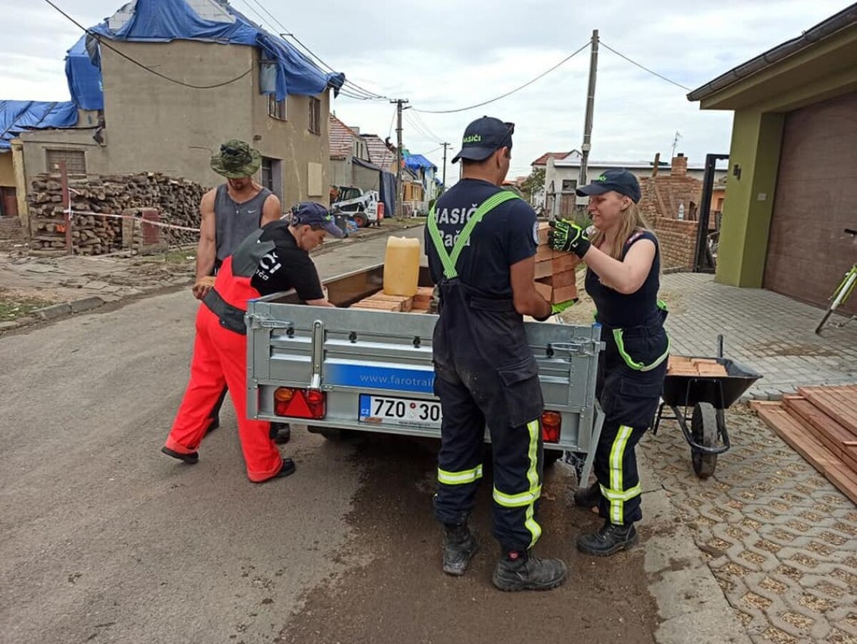 Po spúšti na Morave prišli pomôcť aj dobrovoľníci z Rače