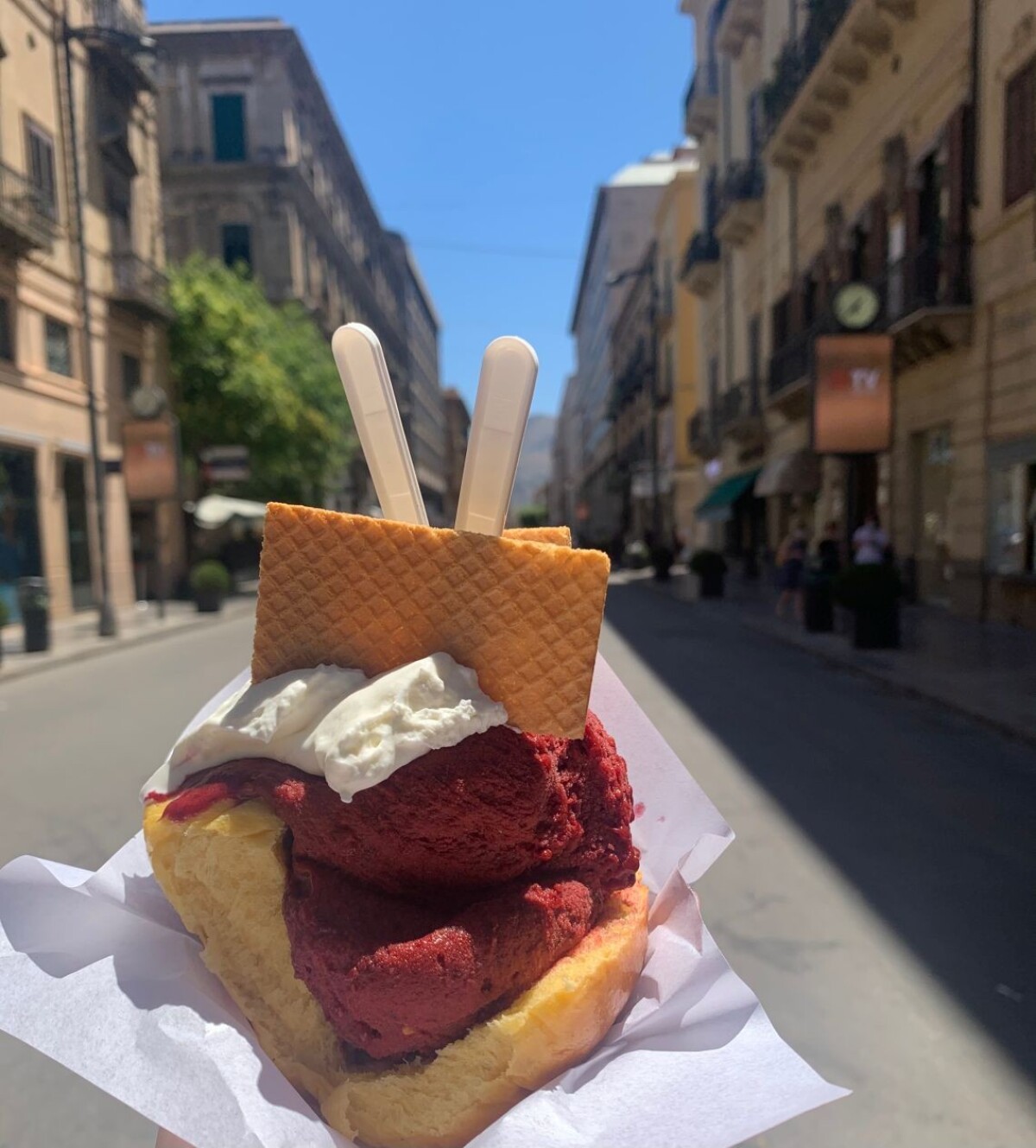 Na Sicílii jedli Miška Paulovič s manželom prvý raz aj zmrzlinu v žemli.
