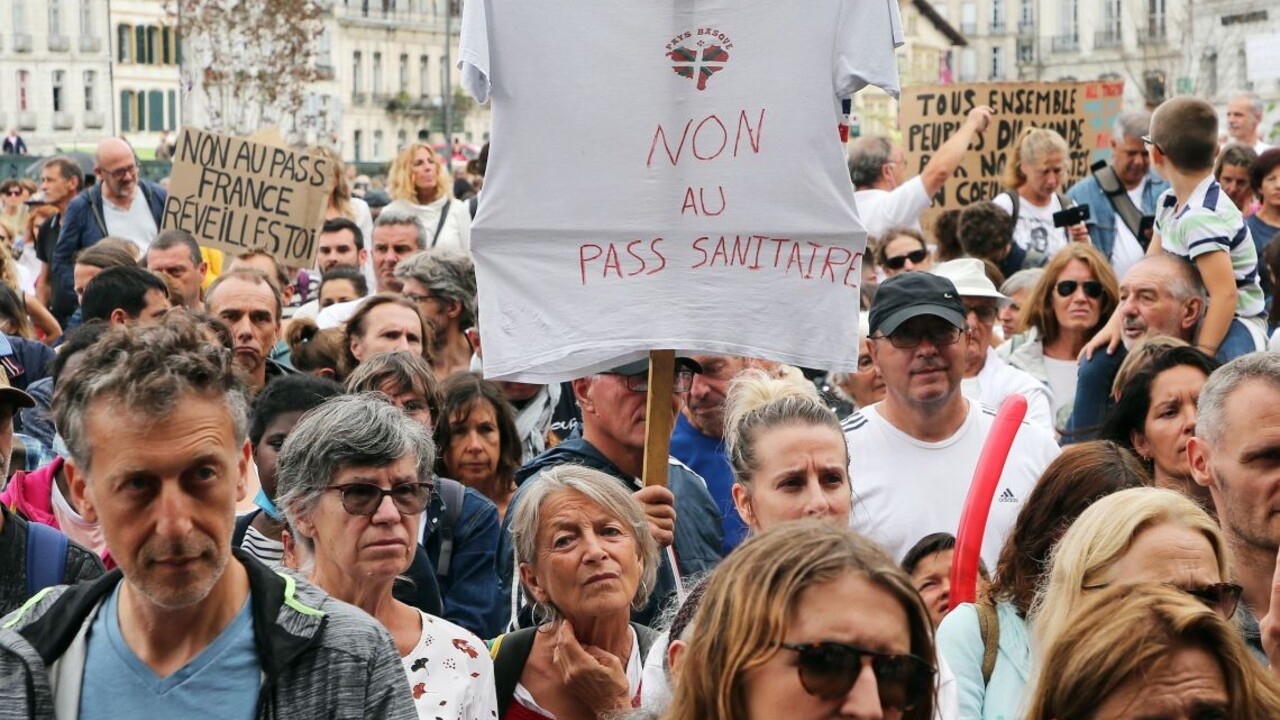 Francúzsko zažilo najväčšie protesty proti covidpasom. Do ulíc vyšlo takmer štvrť milióna ľudí